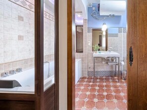 Bañera con ducha, bañera de hidromasaje, secador de pelo, toallas