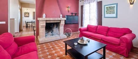 Fernseher, Kamin, DVD-Player