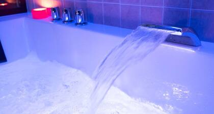 high capacity, bathroom in all rooms, jacuzzi, natural activities