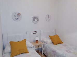 2 chambres, fer et planche à repasser, Wi-Fi, draps fournis