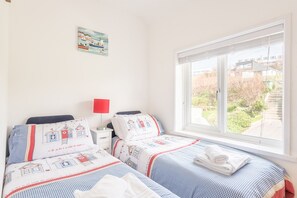 2 bedrooms, iron/ironing board, WiFi, bed sheets - Seahorses, Mawgan Porth with sea views (Mawgan Porth)