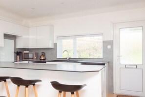 Fridge, microwave, oven, dishwasher - Seahorses, Mawgan Porth with sea views (Mawgan Porth)