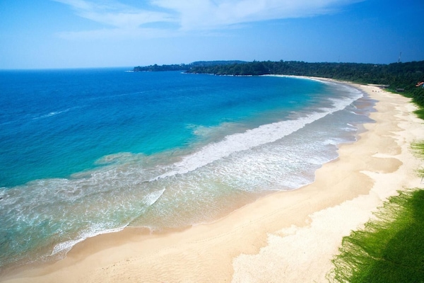 Pantai di sekitar
