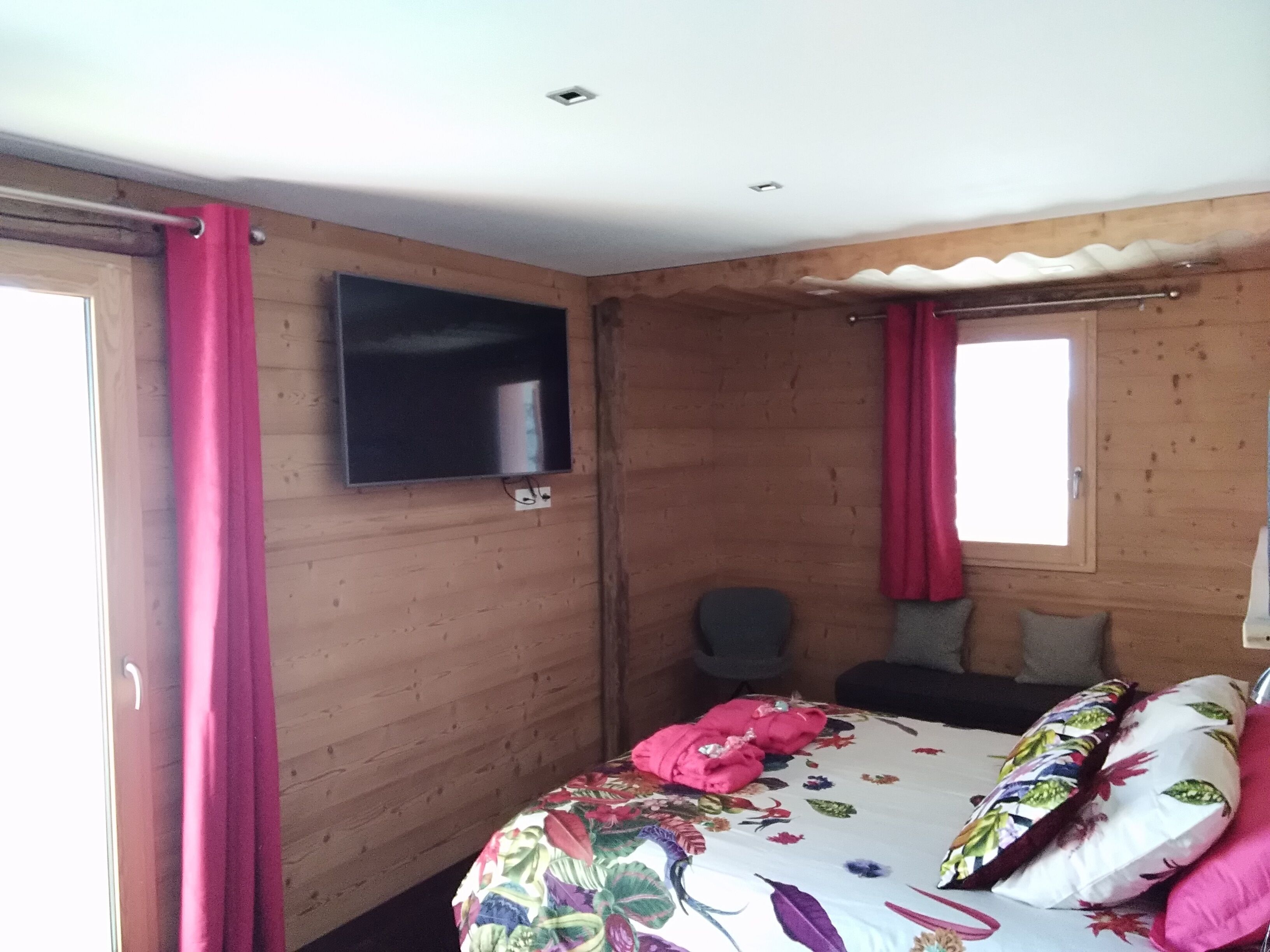 Beautiful comfortable cottage, spacious, at the foot of the slopes, Les Ménuires