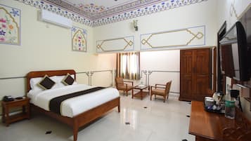 Superior Room, 1 Double Bed | In-room safe, desk, soundproofing, free WiFi