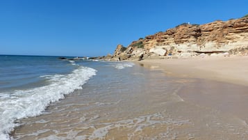 Perto da praia, espreguiçadeiras, toalhas de praia