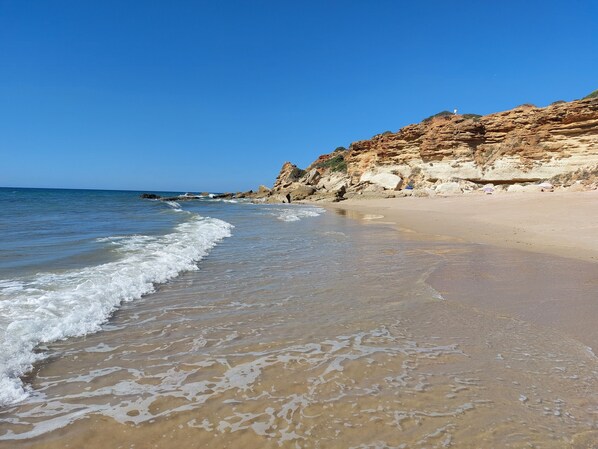 Nära stranden, solstolar och strandhanddukar