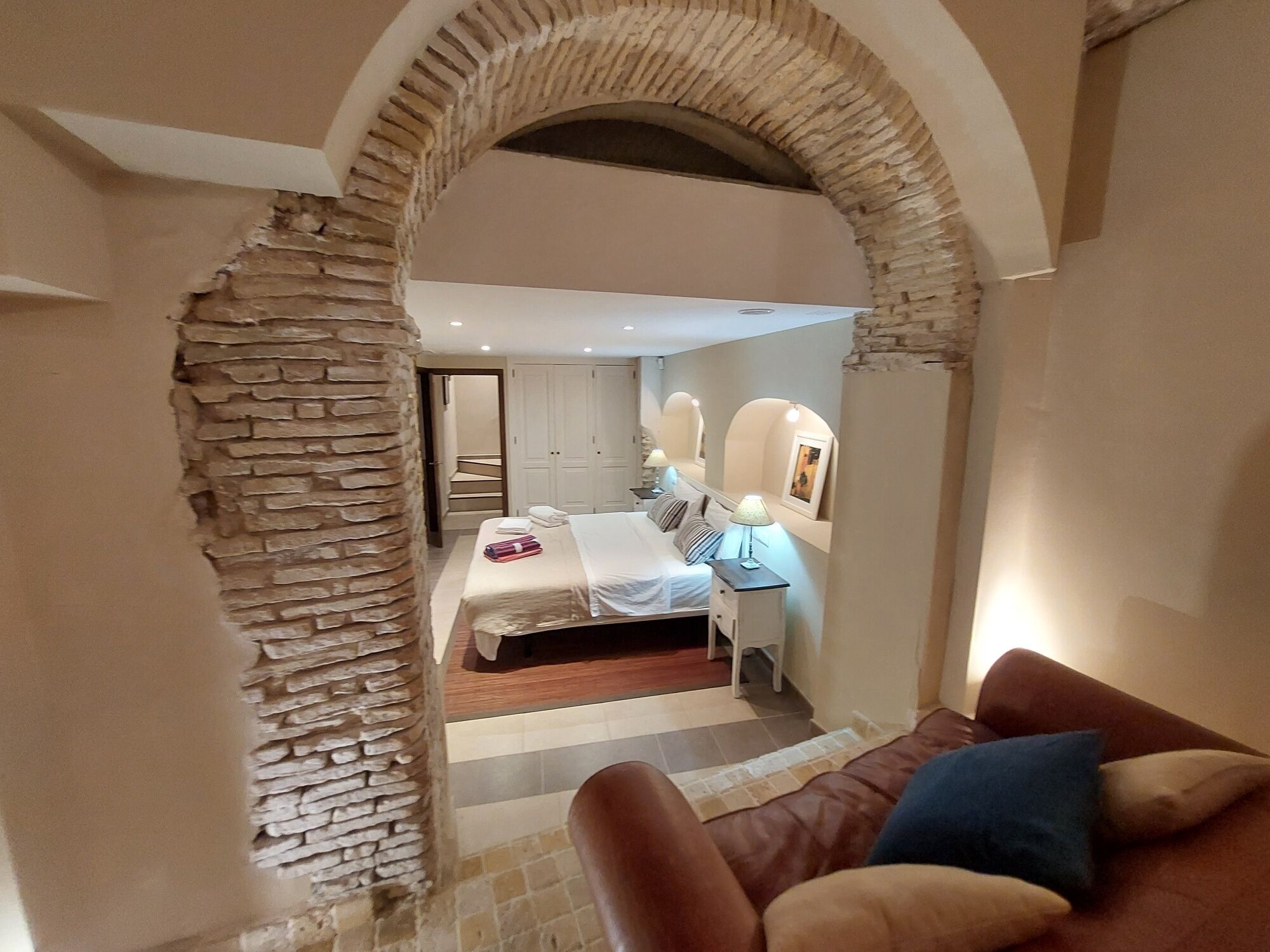 3 slaapkamers, een strijkplank/strijkijzer, gratis wifi, beddengoed