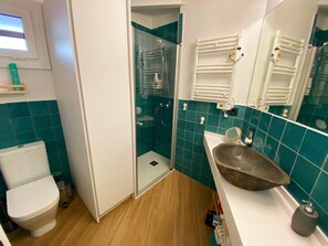 Ensemble douche/baignoire, sèche-cheveux, bidet, serviettes fournies
