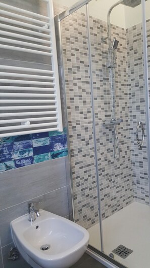 Shower, hair dryer, bidet, towels - apartment in villa lake area (Peschiera del Garda)