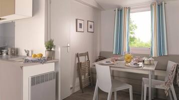 Deluxe Mobile Home, 3 Bedrooms (Alizee) | Living area | Flat-screen TV