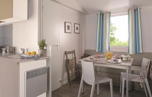 Living area - Camping des Rives des Corbieres (Leucate)