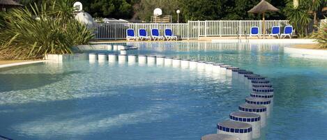 Piscina a l'aire lliure de temporada (horari: 10:00-19:00) i gandules