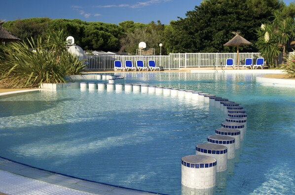 Seasonal outdoor pool, open 10:00 AM to 7:00 PM, pool loungers - Camping des Rives des Corbieres (Leucate)