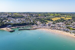 On the beach - Sea Urchins Apartment - Sea Front with Views (Saundersfoot)