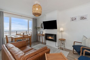TV, fireplace - Sea Urchins Apartment - Sea Front with Views (Saundersfoot)