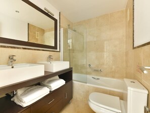 Ensemble douche/baignoire, sèche-cheveux, bidet, serviettes fournies