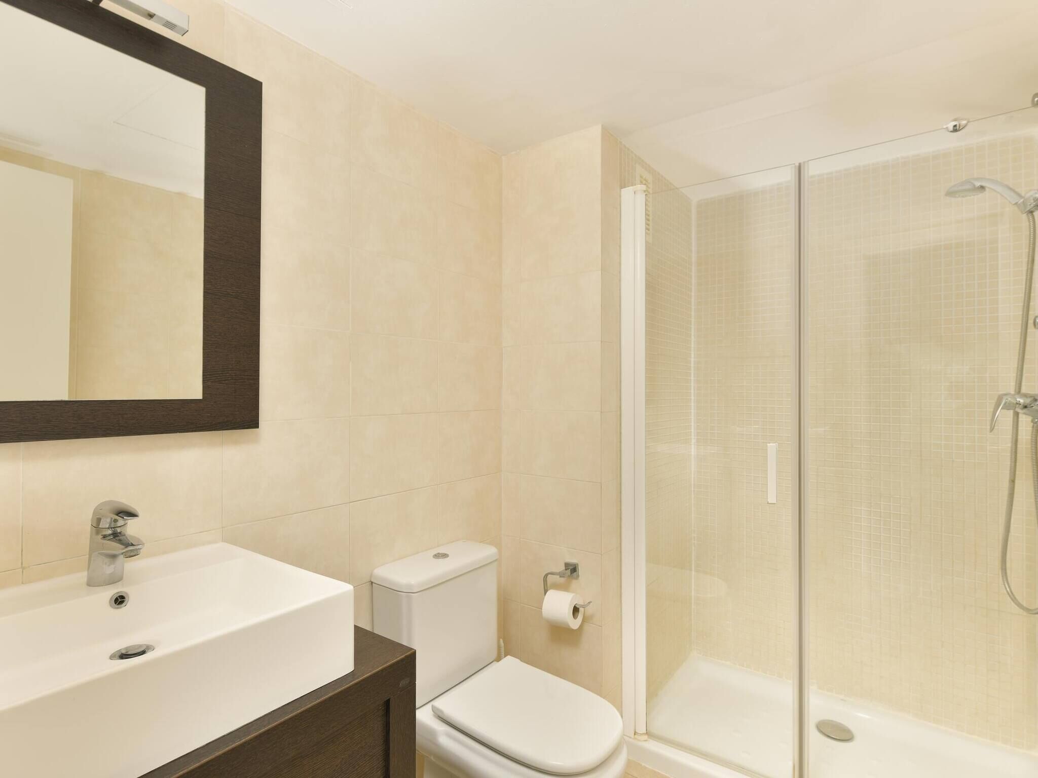 Ensemble baignoire-douche, séchoir à cheveux, bidet, serviettes fournies