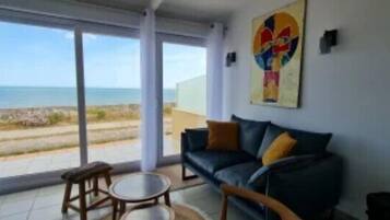 Apartamento exclusivo, vários quartos, terraço, vista para a praia | Área de estar | TV 108 cm com canais digitais, pebolim, mesa de pingue-pongue