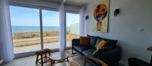 Apartamento exclusivo, varias habitaciones, terraza, vistas a la playa | Zona de estar | Una televisión, un futbolín, una mesa de tenis de mesa, una oficina