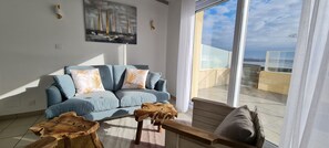 Casa de campo clásica, vistas a la playa | Zona de estar | Una televisión, un futbolín, una mesa de tenis de mesa, una oficina