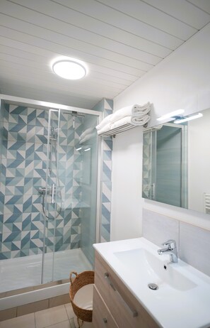 Casa familiar, vistas a la playa | Baño | Toallas, jabón, champú y papel higiénico