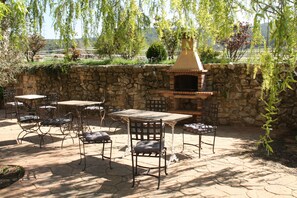 Outdoor dining - Cal Riba: ecological house Cuitora - La Llacuna - Barcelona (La Llacuna)