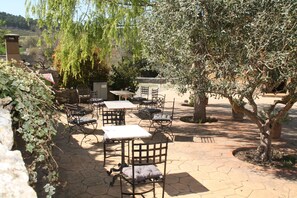 Outdoor dining - Cal Riba: ecological house Cuitora - La Llacuna - Barcelona (La Llacuna)