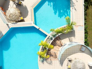季节性开放的室外游泳池，池畔遮阳伞，日光浴躺椅