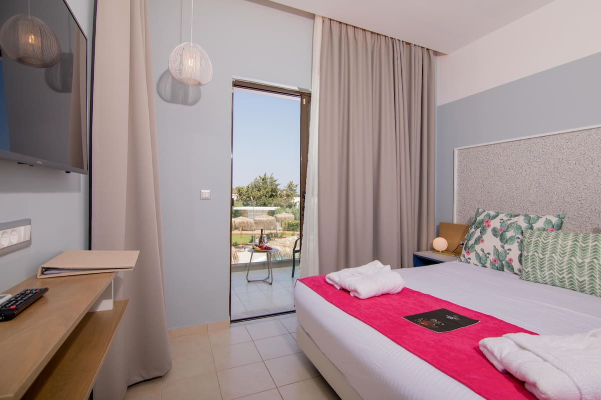 Deluxe Double Garden/Pool View | Hypo-allergenic bedding, in-room safe, desk, blackout curtains