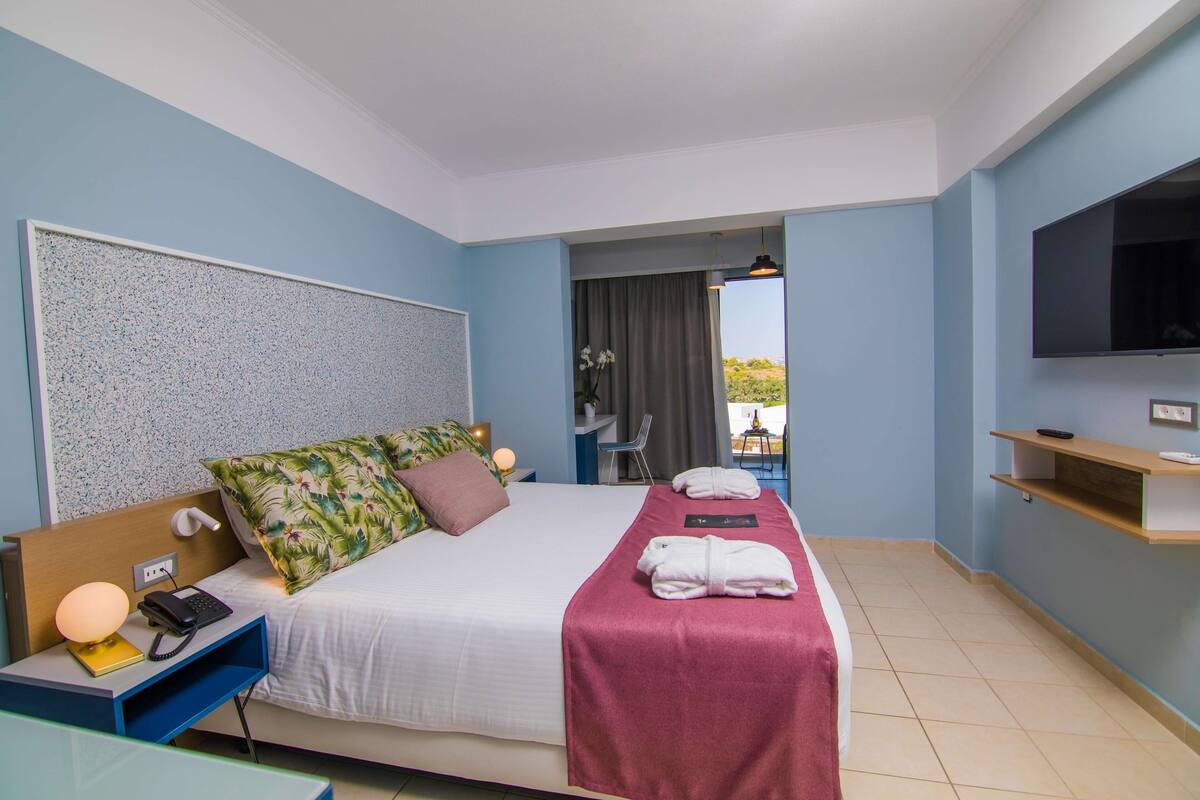 Deluxe Triple Garden/Pool View | Biancheria da letto di alta qualità, materassi in memory foam