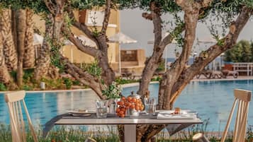 7 restaurantes; se sirve desayuno, almuerzo y cena