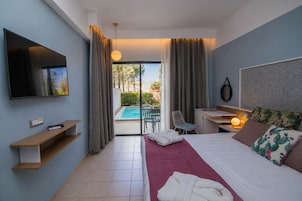 Quarto casal luxo, piscina particular, vista para o jardim | Roupas de cama premium
