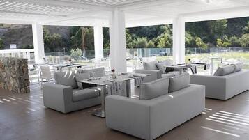 7 restaurants; breakfast, lunch and dinner served