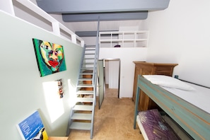 6 bedrooms, iron/ironing board, free WiFi