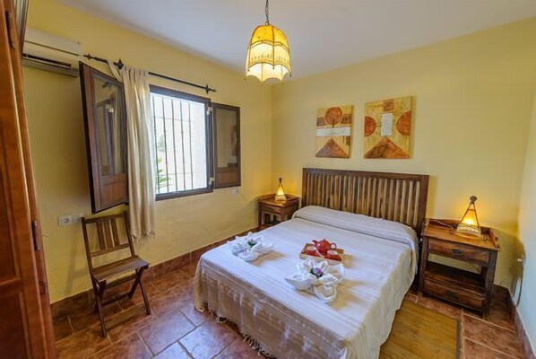 10 bedrooms, iron/ironing board, travel cot, free WiFi - Self catering Rivero Rural for 20 people (Posadas)