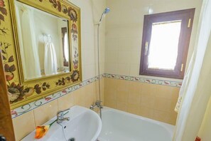 Combined shower/bathtub, bidet, towels, toilet paper