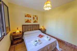 10 bedrooms, iron/ironing board, travel cot, free WiFi - Self catering Rivero Rural for 20 people (Posadas)