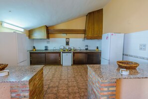 Fridge, microwave, stovetop, dishwasher - Self catering Rivero Rural for 20 people (Posadas)
