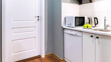 Shared fridge, microwave, dishwasher, cookware/dishes/utensils