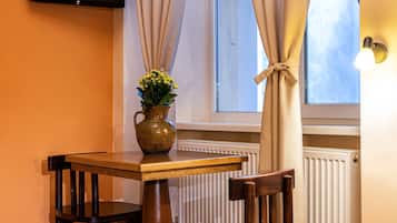 Twin Room, Private Bathroom | 1 bedroom, hypo-allergenic bedding, soundproofing, rollaway beds