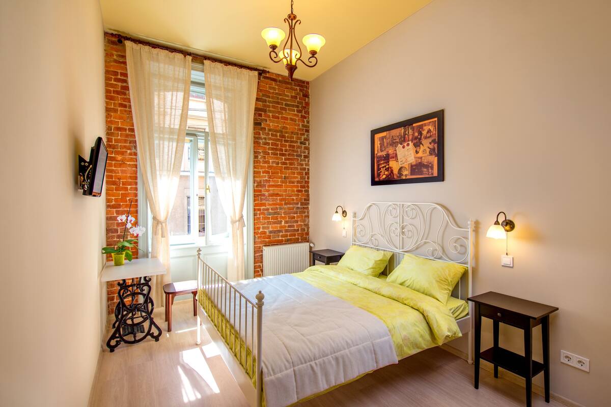 Double Room, Private Bathroom | 1 bedroom, hypo-allergenic bedding, soundproofing, rollaway beds