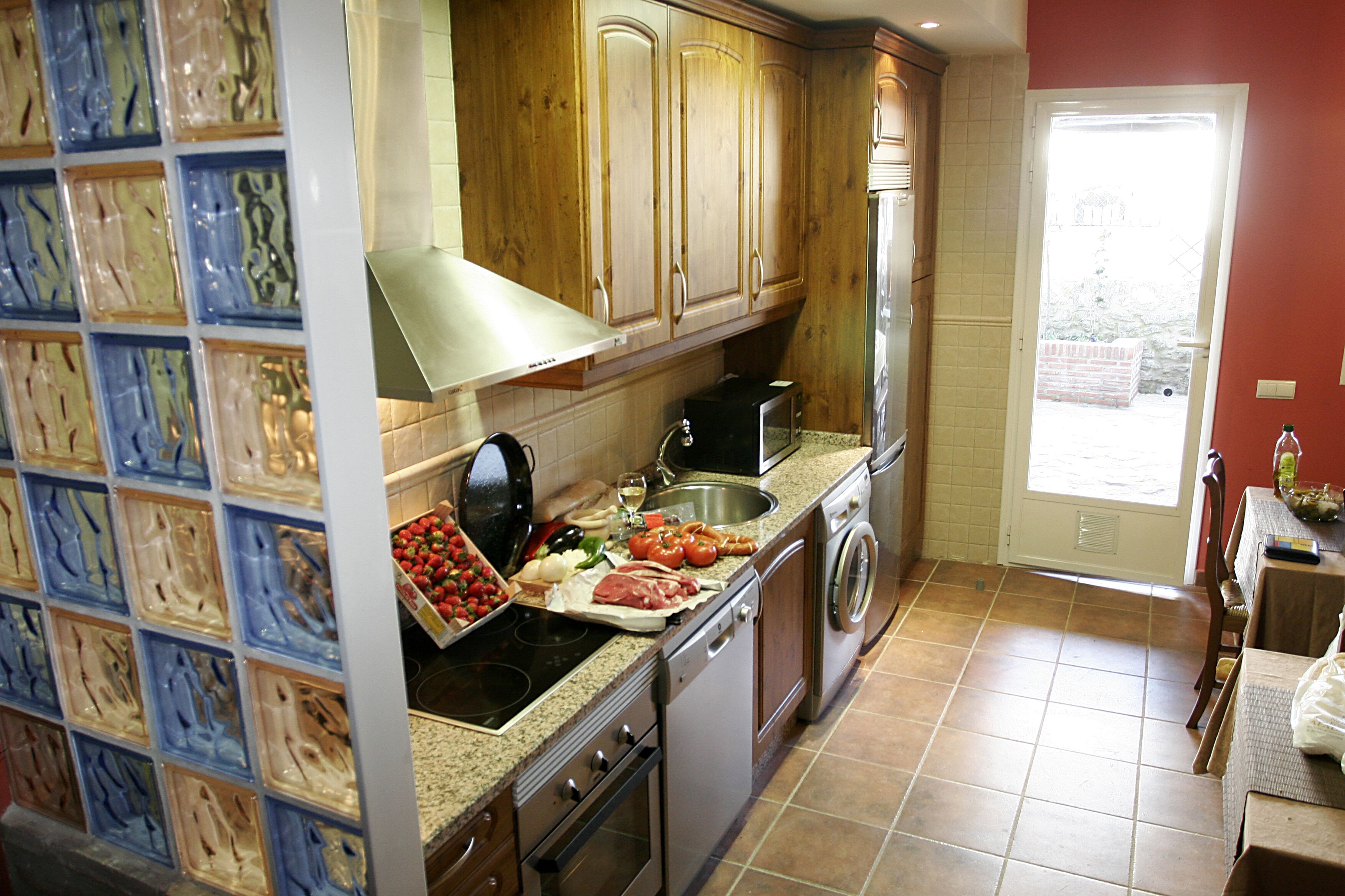 Rural house and 2 rural apartments with pool, solarium, fireplace and barbecue.