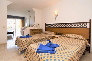 Coffre-fort, fer et planche à repasser, lit de bébé portatif