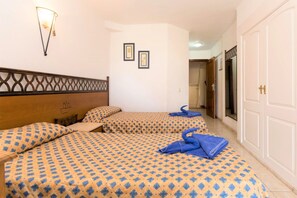 Zimmersafe, Bügeleisen/Bügelbrett, Reisekinderbett, Bettwäsche