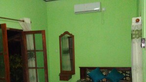 Family Apartment, 3 Twin Beds, Smoking, Mountain View | WiFi (free) - Galle paradise inn (Galle)