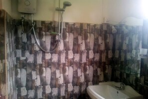 Departamento familiar, 3 camas individuales, para fumadores, vista a la montaña | Baño