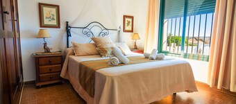 Feriehus med stor hage og privat basseng i nærheten av Fuente del Gallo, nær stranden, med klimaanlegg og WiFi-internett, Casa Macarena