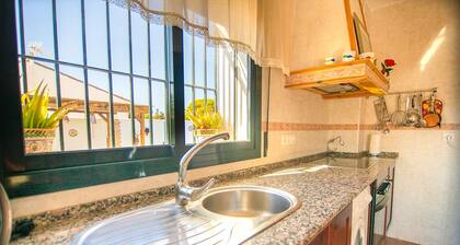 Lomatalo suurella puutarhalla ja yksityisellä uima-altaalla lähellä Fuente del Galloa, lähellä rantaa, ilmastoinnilla ja langattomalla internetyhteydellä, Casa Macarena