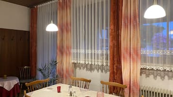 Phục vụ bữa tối, món Ý